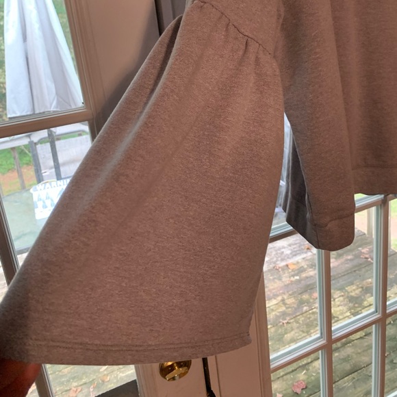 Soho Streets- Womens XL, gray top. Long sleeves and puffy. So soft. - Picture 3 of 5